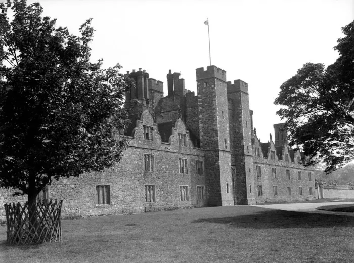 Framed Print : Knole House, English country house in Sevenoaks, west Kent. Circa 1920 Framed Print : Knole House, English country house in Sevenoaks, west Kent. Circa 1920