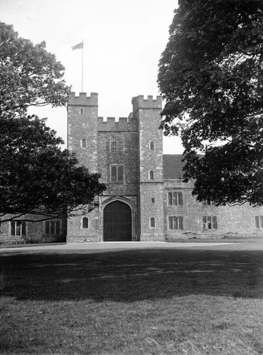 Framed Print : Knole House, English country house in Sevenoaks, west Kent. Circa 1920 Framed Print : Knole House, English country house in Sevenoaks, west Kent. Circa 1920
