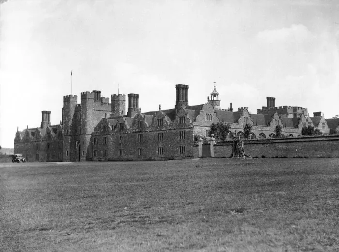 Framed Print : Knole House, English country house in Sevenoaks, west Kent. Circa 1920 Framed Print : Knole House, English country house in Sevenoaks, west Kent. Circa 1920