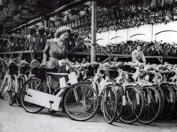Framed Print : Knowing their output helps Britains export drive, the workers of this big Birmingham