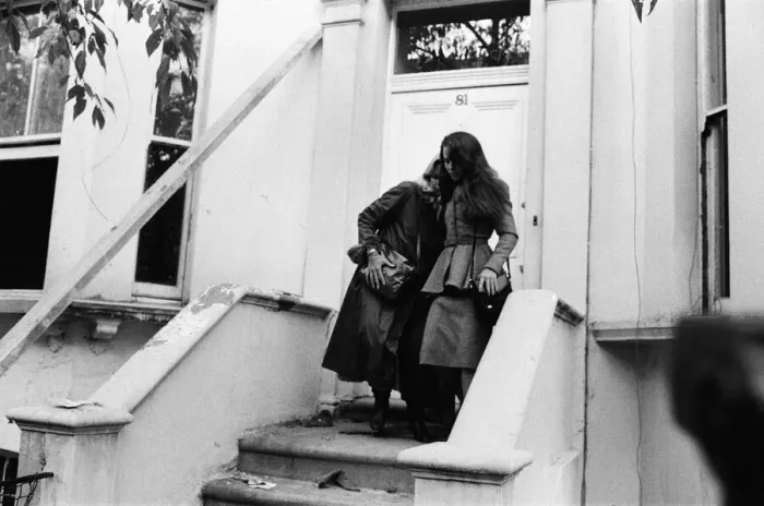 Framed Print : Koo Stark, Actress, leaves flat where she has recently been staying Framed Print : Koo Stark, Actress, leaves flat where she has recently been staying