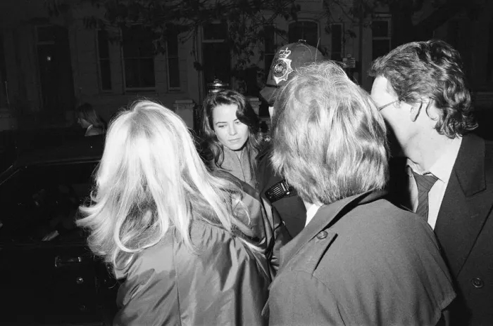 Framed Print : Koo Stark, Actress, outside flat in Abingdon Road, Kensington, London Framed Print : Koo Stark, Actress, outside flat in Abingdon Road, Kensington, London