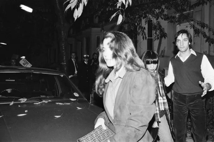 Framed Print : Koo Stark, Actress, outside flat in Abingdon Road, Kensington, London Framed Print : Koo Stark, Actress, outside flat in Abingdon Road, Kensington, London