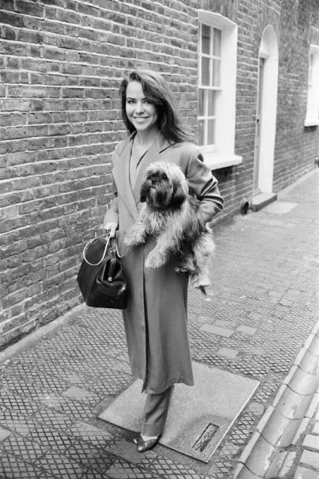 Framed Print : Koo Stark outside her Belgravia flat this afternoon, Wednesday 19th March 1986