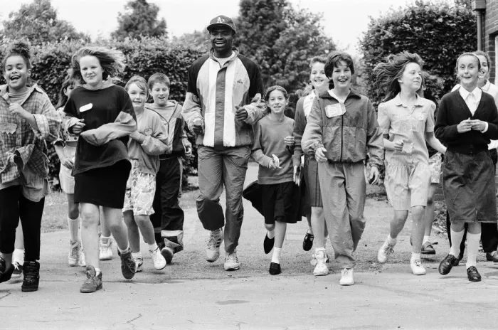 Framed Print : Kriss Akabusi at Geoffrey Field School, Reading. 8th July 1991