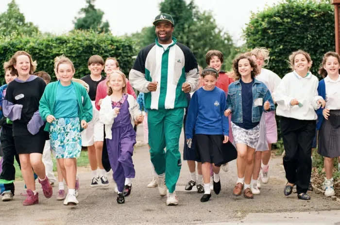 Framed Print : Kriss Akabusi at Geoffrey Field School, Reading. 8th July 1991