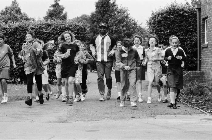 Framed Print : Kriss Akabusi at Geoffrey Field School, Reading. 8th July 1991
