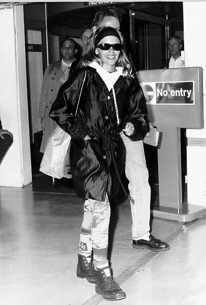 Kylie Minogue singer actress arriving at London Airport A©Mirrorpix