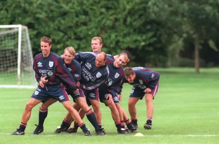 Framed Print : L TO R: SOUTHGATE, PEARCE, STONE, DRAPER, SHEARER, LE TISIER, DURING ENGLAND TRAINING