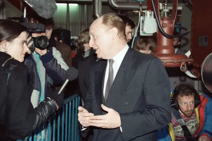 Framed Print : Labour leader Neil Kinnock hitting the campaign trail in Southampton ahead of the 1992 Framed Print : Labour leader Neil Kinnock hitting the campaign trail in Southampton ahead of the 1992