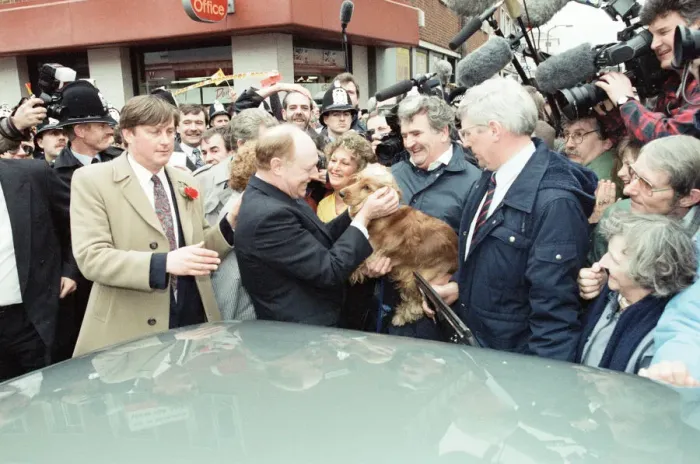 Framed Print : Labour leader Neil Kinnock hitting the campaign trail in Southampton ahead of the 1992 Framed Print : Labour leader Neil Kinnock hitting the campaign trail in Southampton ahead of the 1992