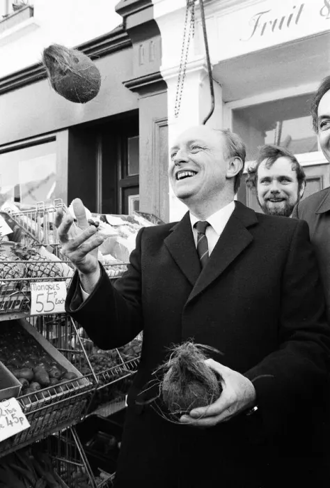Framed Print : Labour leader Neil Kinnock juggles with produce at a market in Wandsworth, London