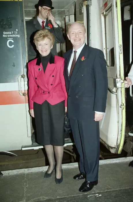 Framed Print : Labour leader Neil Kinnock and his wife Glenys on the campaign trail ahead of the 1992