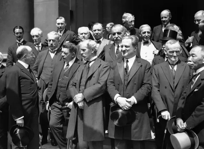 Framed Print : Labour Ministers outside Buckingham Palace following the formation of the first Labour