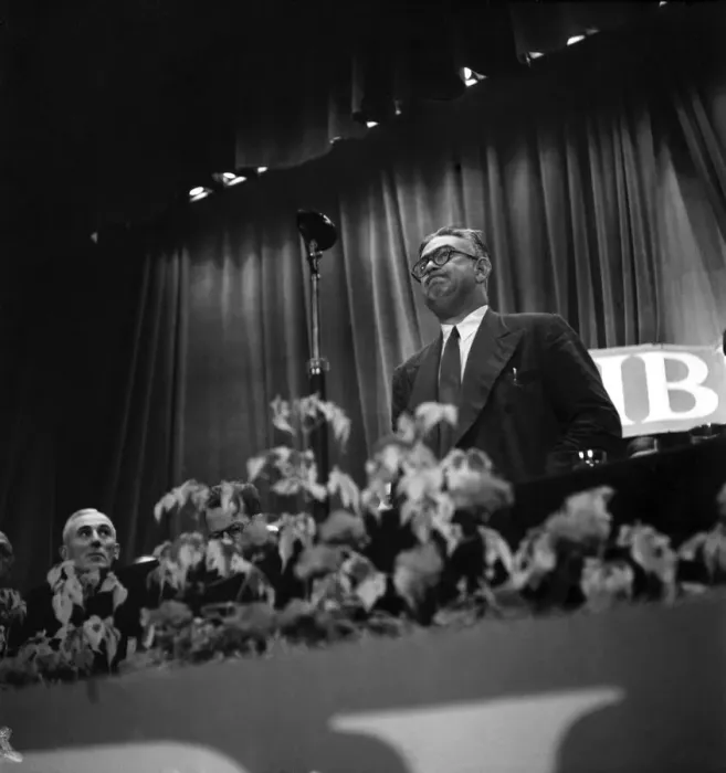 Framed Print : Labour Party Conference 1952 Jon Mikardo addressing Tribune'meeting Framed Print : Labour Party Conference 1952 Jon Mikardo addressing Tribune'meeting