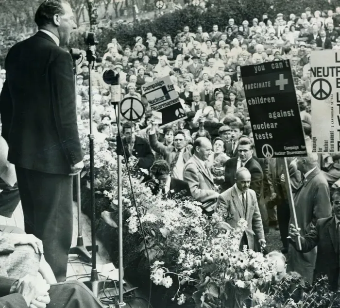 Framed Print : Labour party Leader Hugh Gaitskell speaking at a CND Anti nuclear demonstration in