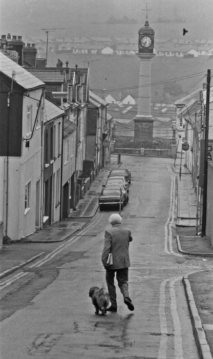 Framed Print : Labour Party Leader Michael Foot walks his dog Dizzie in Tredegar, Gwent Framed Print : Labour Party Leader Michael Foot walks his dog Dizzie in Tredegar, Gwent