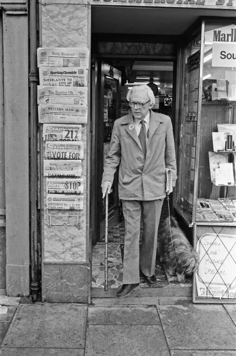 Framed Print : Labour Party Leader Michael Foot walks his dog Dizzie in Tredegar, Gwent