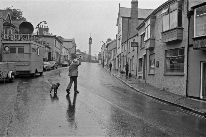Framed Print : Labour Party Leader Michael Foot walks his dog Dizzie in Tredegar, Gwent Framed Print : Labour Party Leader Michael Foot walks his dog Dizzie in Tredegar, Gwent