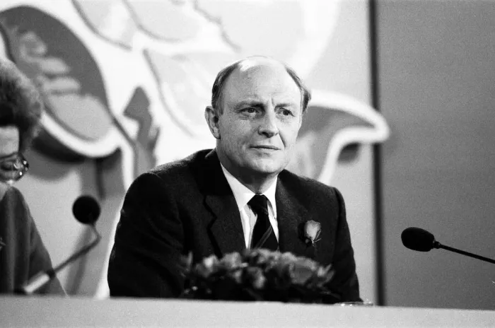 Framed Print : Labour Party meeting ahead of the 1987 general election. Leader Neil Kinnock Framed Print : Labour Party meeting ahead of the 1987 general election. Leader Neil Kinnock