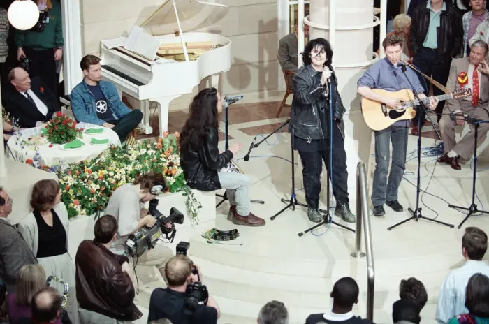 Framed Print : Labour rally ahead of the 1992 General Election. Alison Moyet performs Framed Print : Labour rally ahead of the 1992 General Election. Alison Moyet performs
