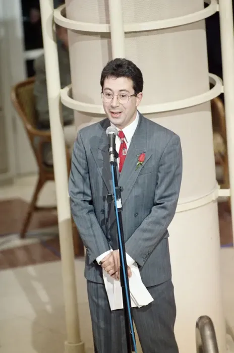 Framed Print : Labour rally ahead of the 1992 General Election. Ben Elton on stage. 5th April 1992 Framed Print : Labour rally ahead of the 1992 General Election. Ben Elton on stage. 5th April 1992
