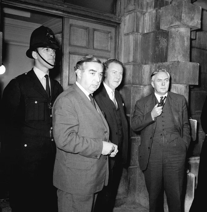 Framed Print : Labours George Brown, Hugh Gaitskill and Harold Wilson arrive at Downing Street for