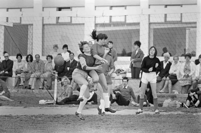 Framed Print : Ladies football match. Southampton Ladies v Beecham Belles from Berkshire