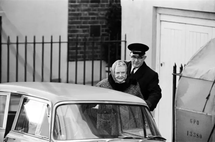 Framed Print : Lady Churchill takes a drive while a large crowd waited outside 28 Hyde Park Gate, London Framed Print : Lady Churchill takes a drive while a large crowd waited outside 28 Hyde Park Gate, London