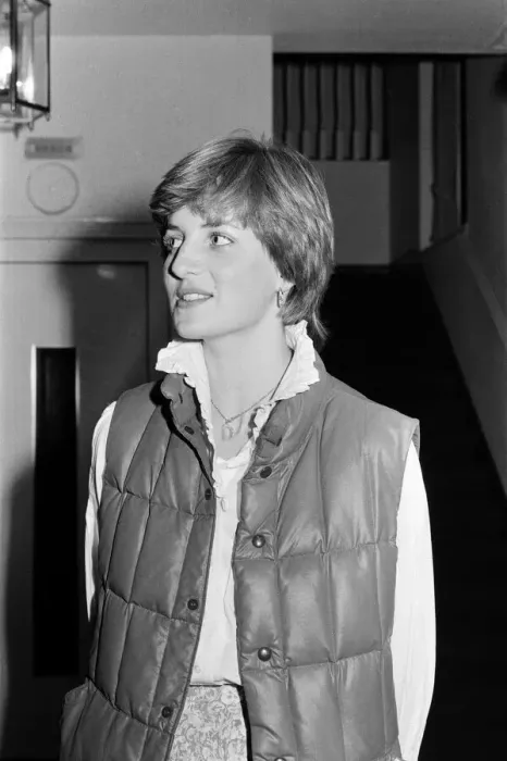 Framed Print : Lady Diana Spencer, pictured at her London flat in September 1980 Framed Print : Lady Diana Spencer, pictured at her London flat in September 1980
