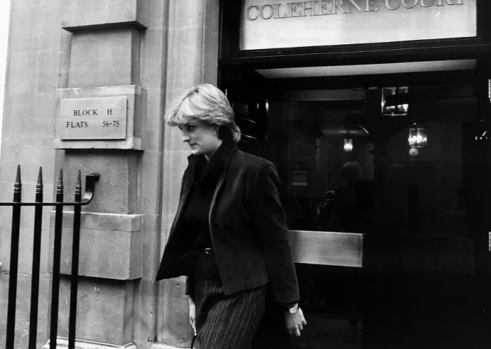Framed Print : Lady Diana Spencer Princess Diana goes shopping leaving Coleherne Court Flat
