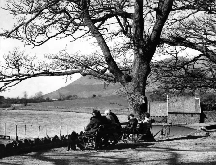 Framed Print : Lake District - Derwentwater - People sit on the benches Framed Print : Lake District - Derwentwater - People sit on the benches