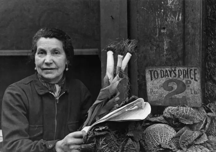 Framed Print : Lambeth Walk Market 6th March 1943 The women of Lambeth Walk market are to