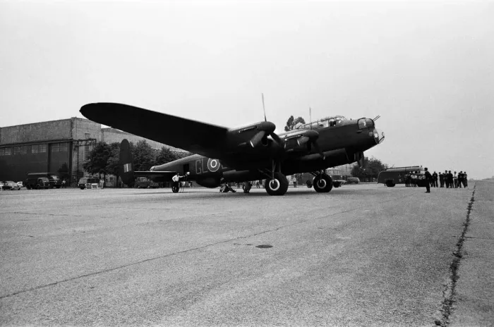 Framed Print : The last Lancaster bomber to fly. It flew from Hullavington RAF airfield near Swindon en Framed Print : The last Lancaster bomber to fly. It flew from Hullavington RAF airfield near Swindon en