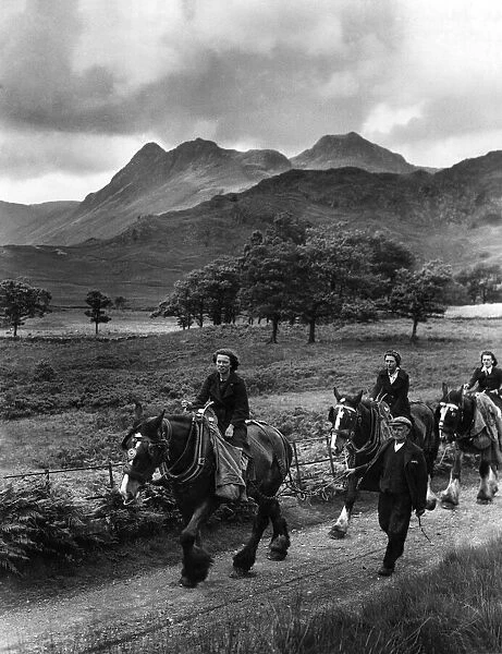 Land army girls on horseback in the British countryside. Circa 1943 P004473