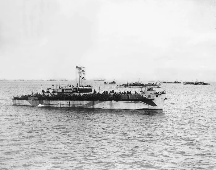 Framed Print : Landing craft prepare to land Allied troops on French beach. WW2 1944 Framed Print : Landing craft prepare to land Allied troops on French beach. WW2 1944