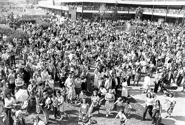 A large crowd enjoying the spring weather in Peterlee in 1978