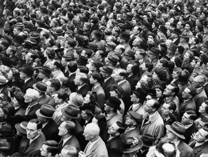 Framed Print : Large crowds gathered for an open air show in England during the Second World War Framed Print : Large crowds gathered for an open air show in England during the Second World War