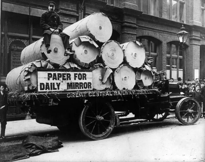 Framed Print : Large rolls of paper being delivered to the Daily Mirror Offices on Bouverie Street in Framed Print : Large rolls of paper being delivered to the Daily Mirror Offices on Bouverie Street in