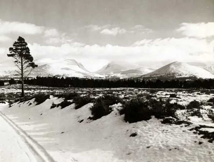 Framed Print : Larigghru the pass through the Cairngorm range, as seen from near Aviemore Framed Print : Larigghru the pass through the Cairngorm range, as seen from near Aviemore
