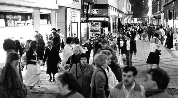 Late night shoppers, Liverpool City Centre, 15th December 1988