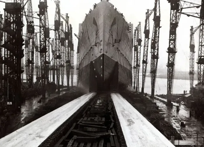 Framed Print : The Launch of the Queen Mary liner at John Brown Shipyard on the River Clyde in Scotland