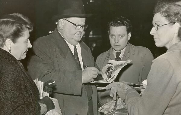 Laurel & Hardy - Comedy duo Stan Laurel and Oliver Hardy - Oliver Hardy signs autographs