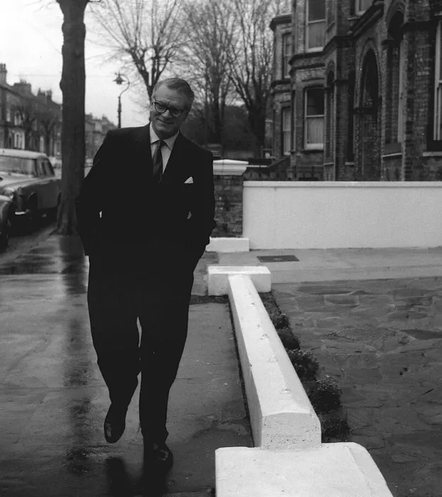 Framed Print : Laurence Olivier December 1961 Arriving at Brighton Nursing Home where his wife Framed Print : Laurence Olivier December 1961 Arriving at Brighton Nursing Home where his wife