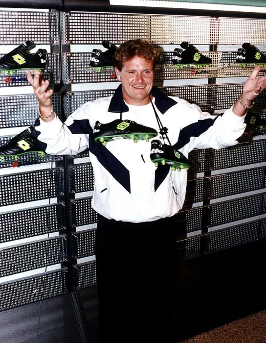 Framed Print : Lazio footballer Paul Gascoigne holding football boots around his neck