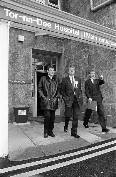 Leader of the Liberal Democrats Paddy Ashdown visits Tor-Na-Dee Hospital, Aberdeen
