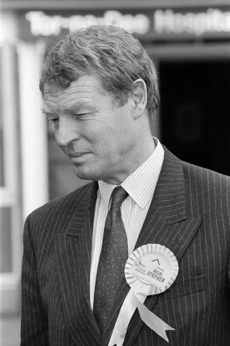 Framed Print : Leader of the Liberal Democrats Paddy Ashdown visits Tor-Na-Dee Hospital, Aberdeen
