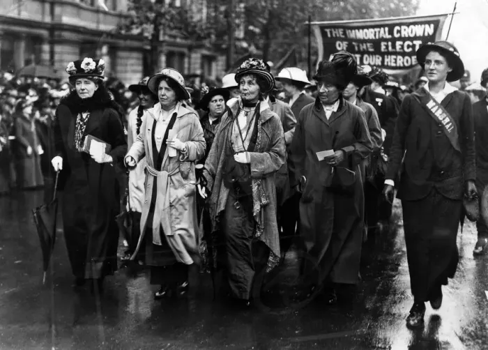 Framed Print : Leader of the WSPU Emmeline Pankhurst (centre) leads a women Framed Print : Leader of the WSPU Emmeline Pankhurst (centre) leads a women
