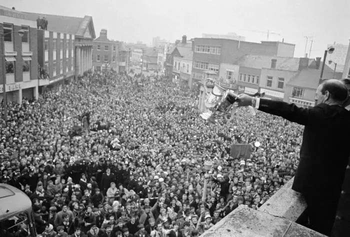 Framed Print : League Cup Final 1969. Swindon Town arrive home with the League Cup