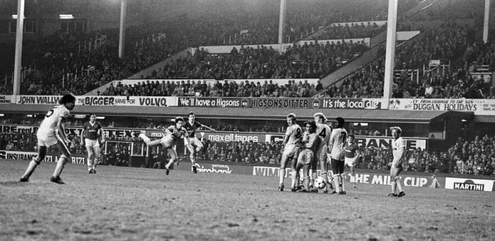 Framed Print : League Cup Third Round match at Goodison Park. Everton 2 v Coventry City 1 Framed Print : League Cup Third Round match at Goodison Park. Everton 2 v Coventry City 1